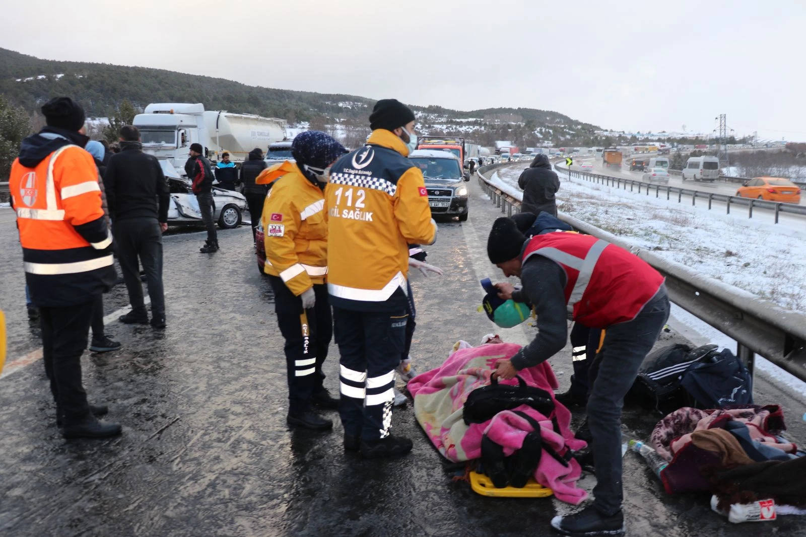TEM'de 12 araç birbirine girdi: İstanbul yönü ulaşıma kapatıldı