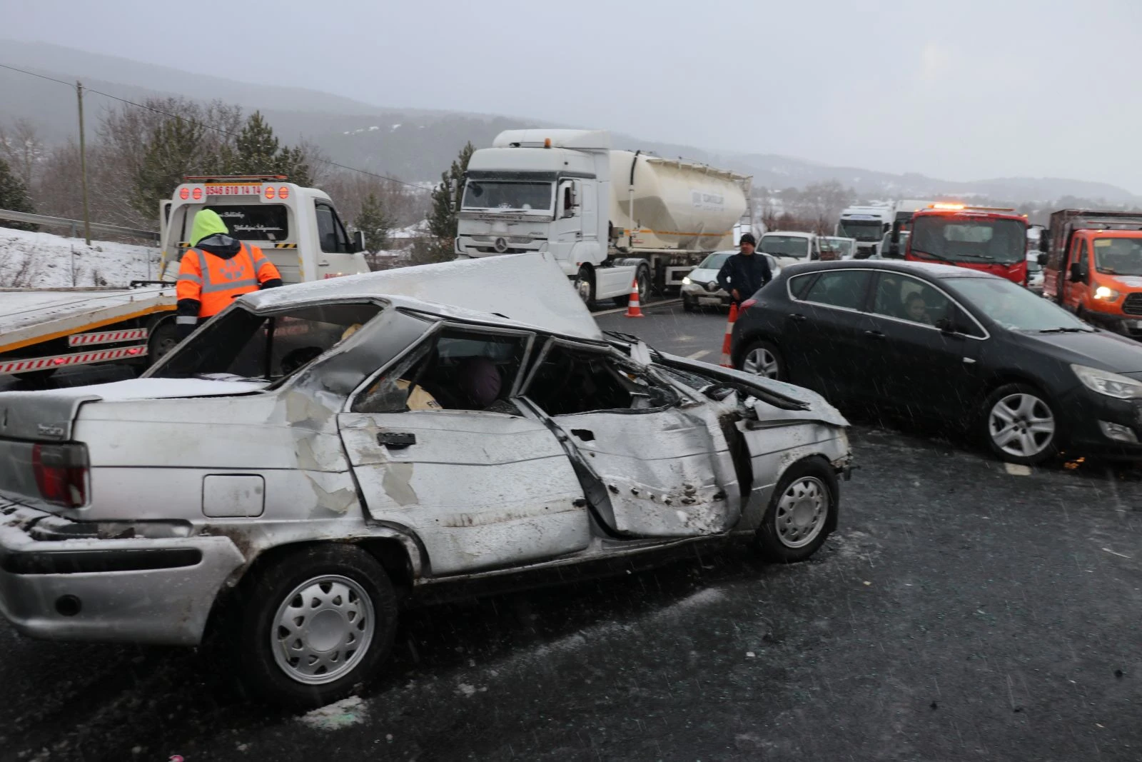 TEM'de 12 araç birbirine girdi: İstanbul yönü ulaşıma kapatıldı
