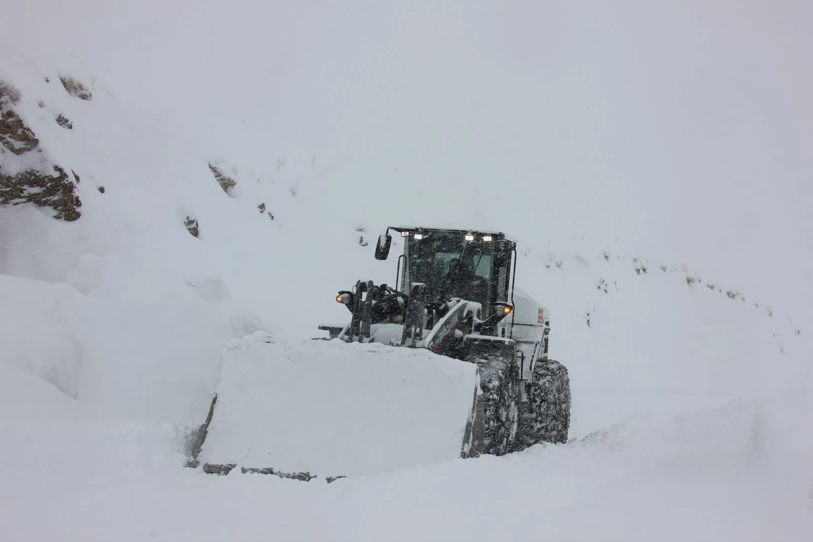 Doğu’da kar 7 metreyi buldu! 1064 yerleşim birimine ulaşılamıyor