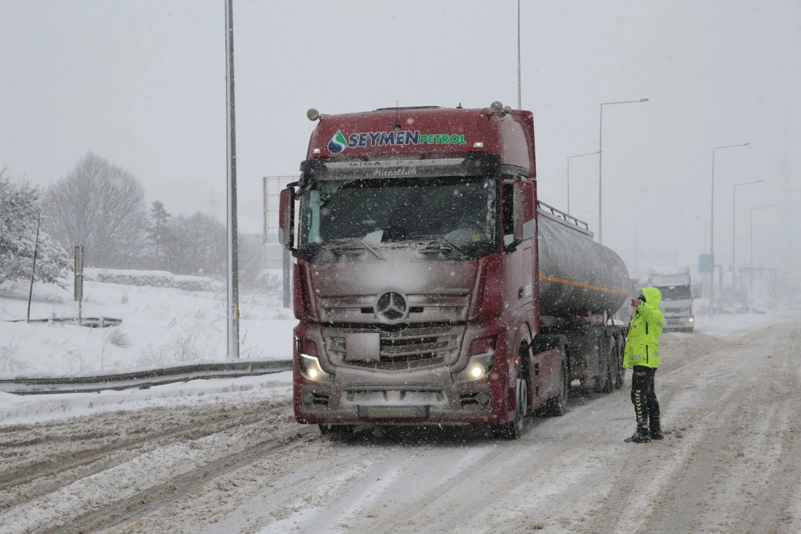 Yoğun kar nedeniyle kapanan Bursa-Ankara karayolu açıldı