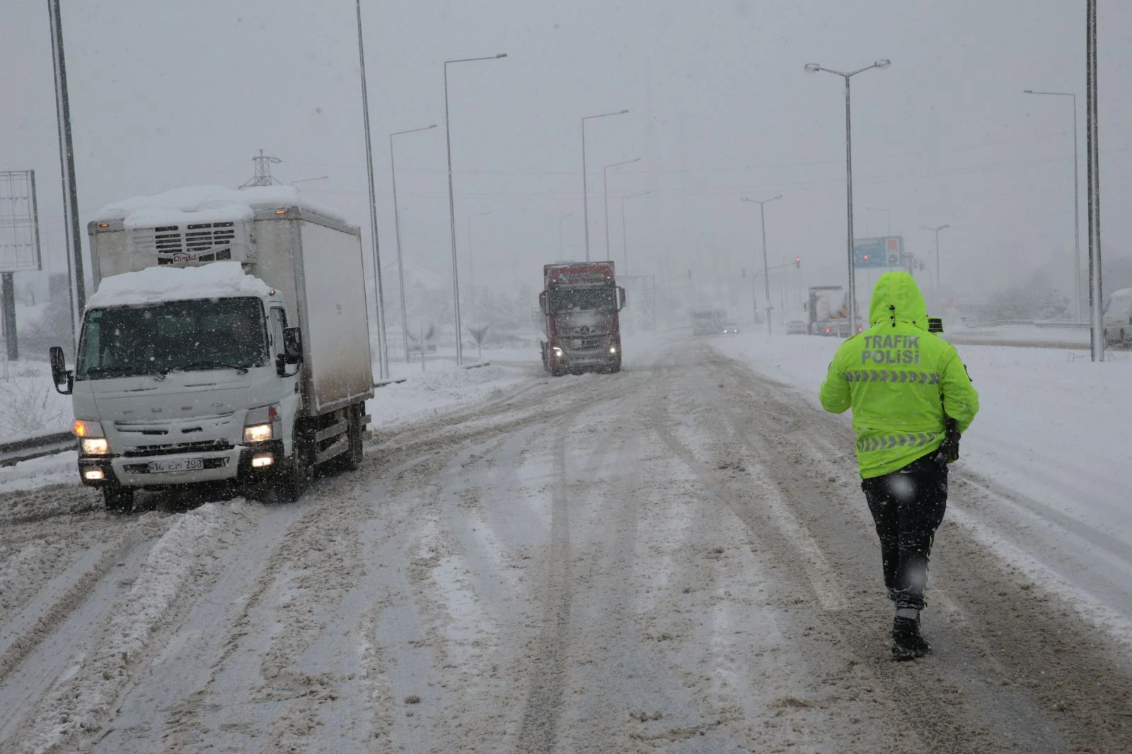 Yoğun kar nedeniyle kapanan Bursa-Ankara karayolu açıldı