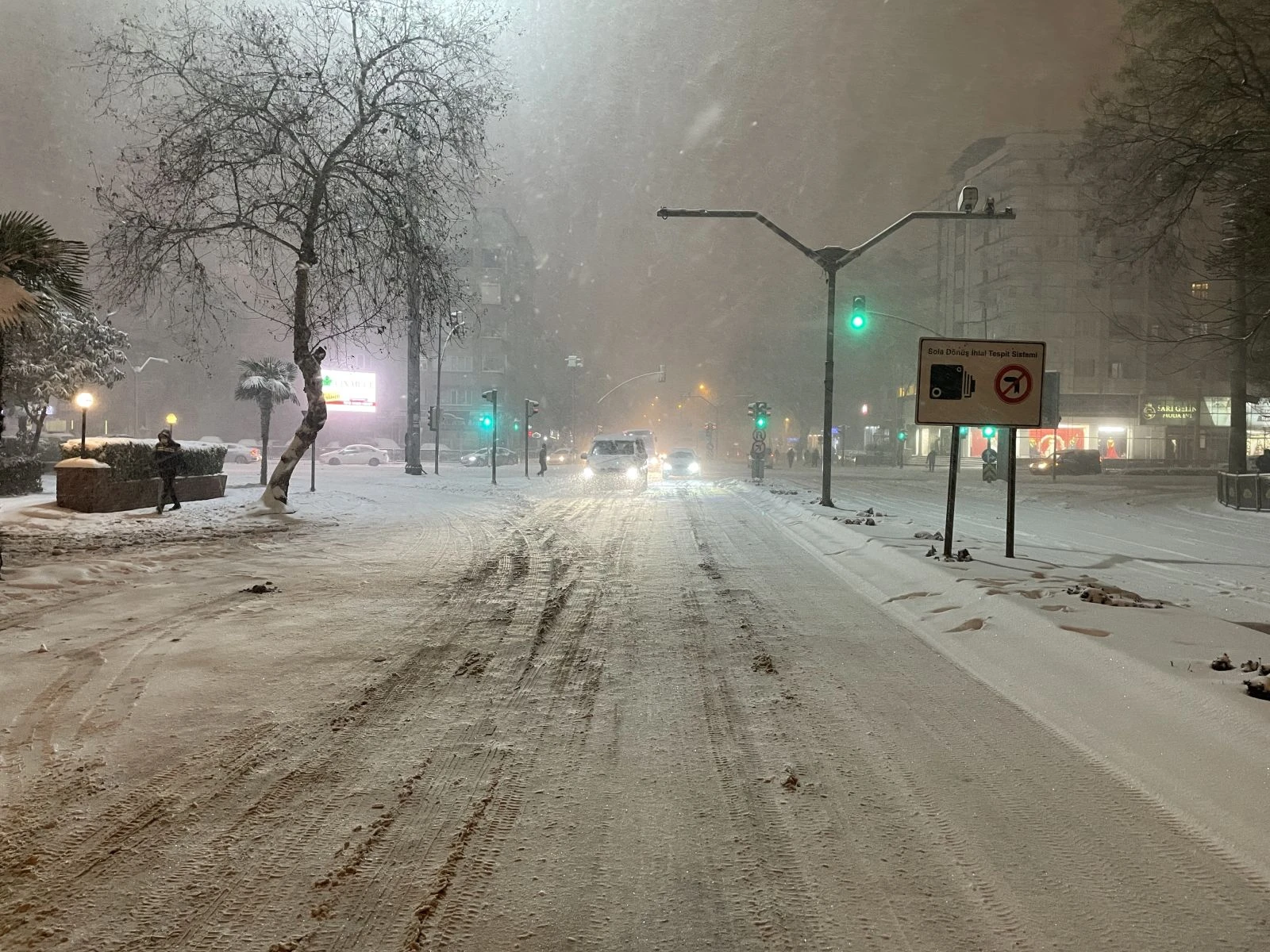 Kar çileye dönüştü, boyu 51 santimetreyi buldu! Gaziantep'te araçların il dışına çıkışı yasaklandı
