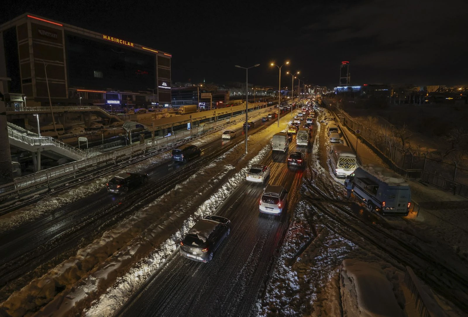 Kar İstanbul'u esir aldı: Özel araçların trafiğe çıkışı yasaklandı