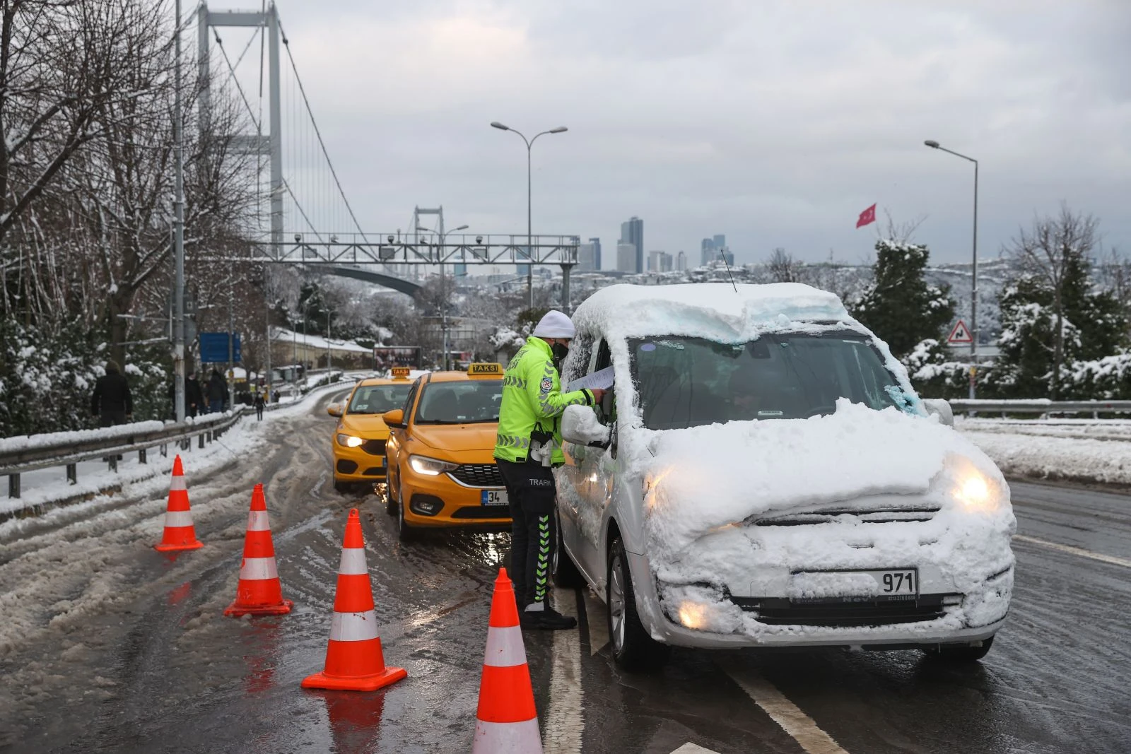 Kar İstanbul'u esir aldı: Özel araçların trafiğe çıkışı yasaklandı