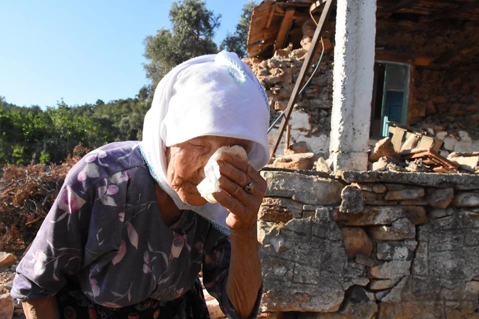 Depremde yıkılan evine değil ölen civcivlerine ağladı