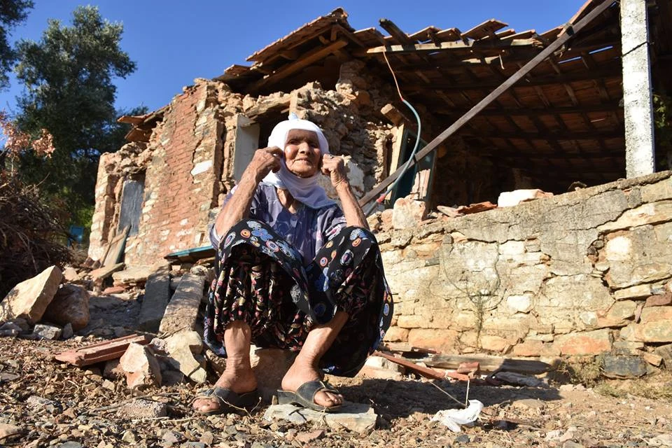 Depremde yıkılan evine değil ölen civcivlerine ağladı