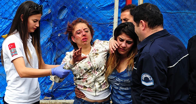 Sokakta iki kadını döverek tanınmaz hale getirdi