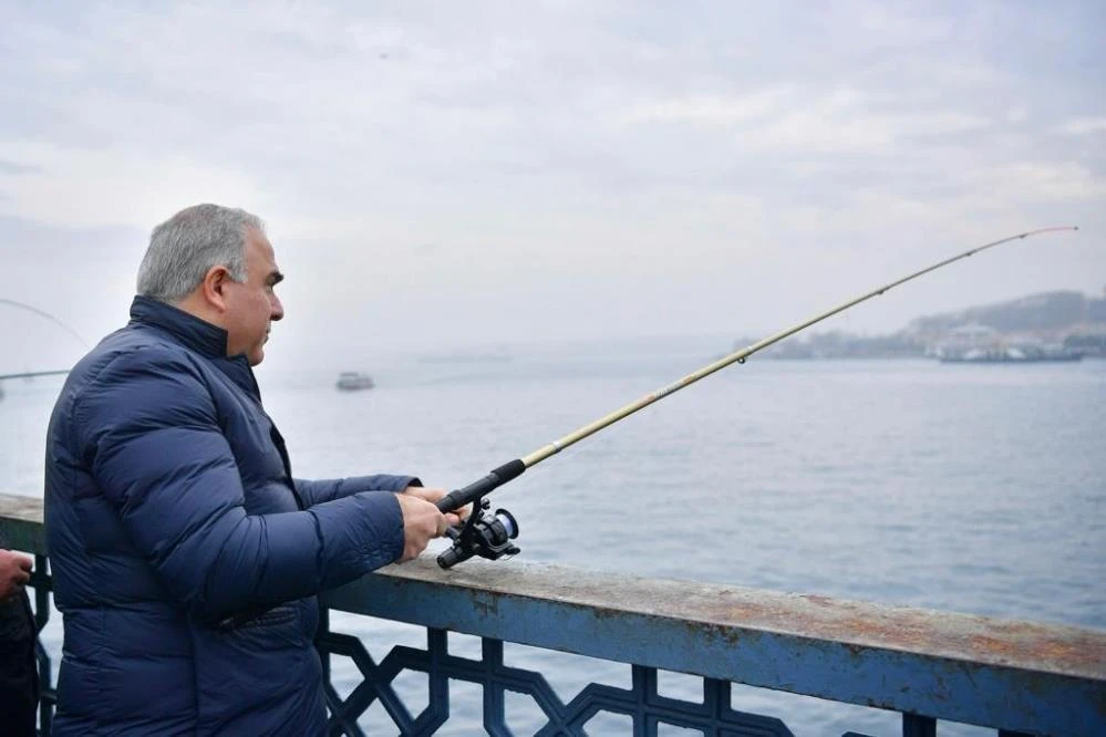 Fatih Belediye Başkanı ve gazeteciler Haliç'e olta attı