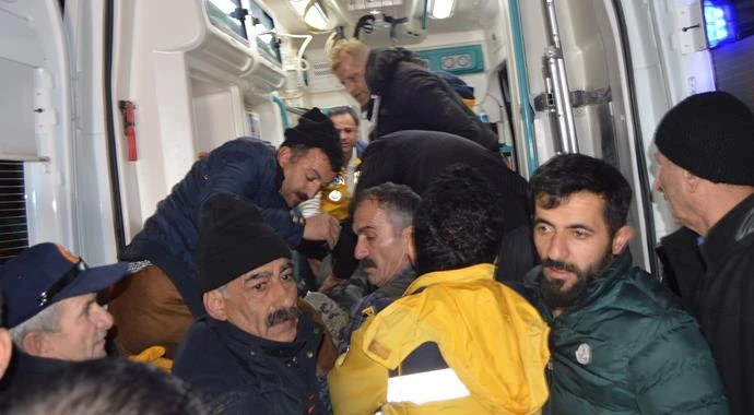 Hakkari'de yolcu minibüsü devrildi: 1 ölü, 4 yaralı