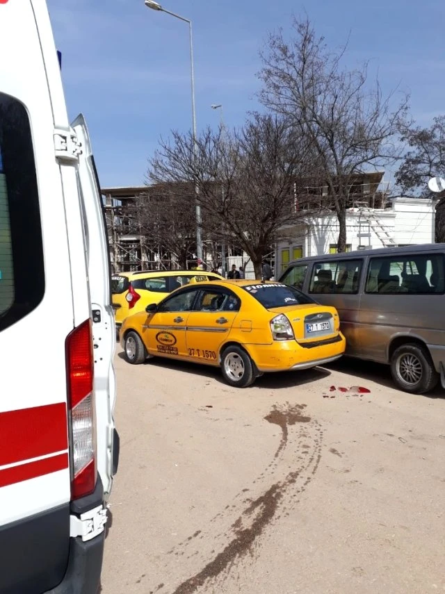 Taksi durağındaki yolcu kavgası kanlı bitti! Yaralılar var