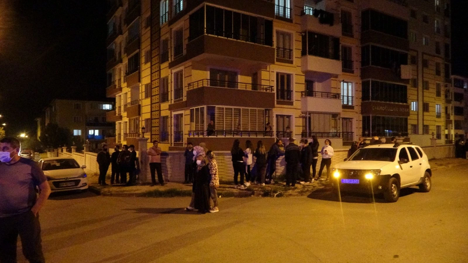 Cinnet getiren genç mahalleliye korku dolu anlar yaşattı