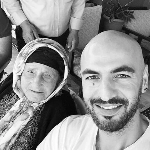 Soner Sarıkabadayı ve Elif ninesi