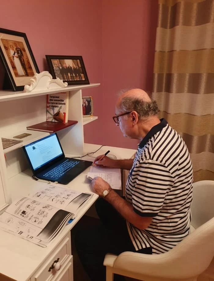 Arnavutluk'un Ankara Büyükelçisi Ribo, Kovid-19 tedbirleri için evde kaldığı süreçte Türkçe öğreniyor
