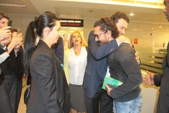 Hintli Yıldız İçin Havalimanında izdiham oldu