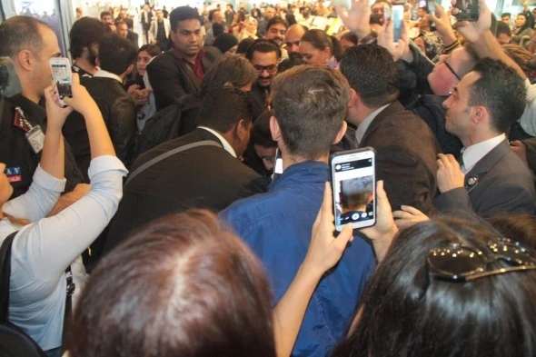 Hintli Yıldız İçin Havalimanında izdiham oldu