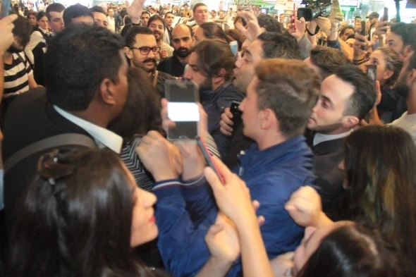 Hintli Yıldız İçin Havalimanında izdiham oldu