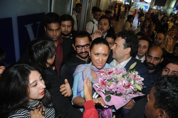 Hintli Yıldız İçin Havalimanında izdiham oldu