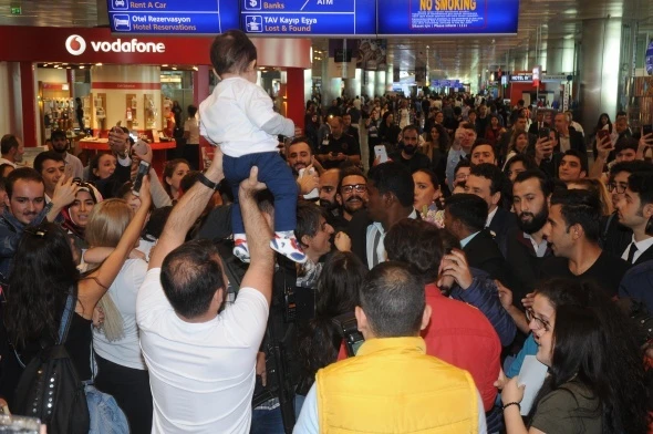 Hintli Yıldız İçin Havalimanında izdiham oldu