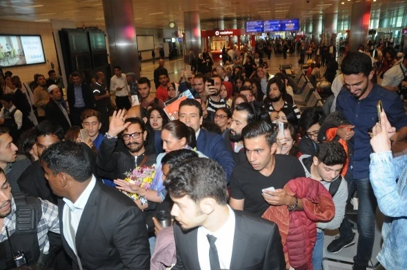 Hintli Yıldız İçin Havalimanında izdiham oldu