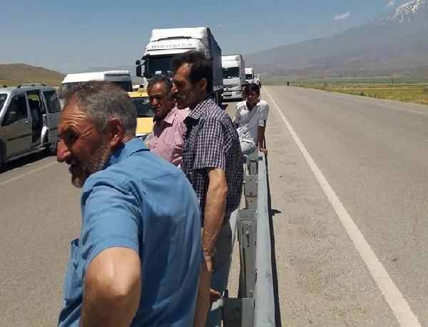Sınır Kapısı'nda hareketli dakikalar! Yol trafiğe kapatıldı!