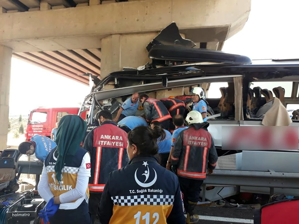 Yolcu otobüsü köprü ayağına çarptı! Ölü ve yaralılar var
