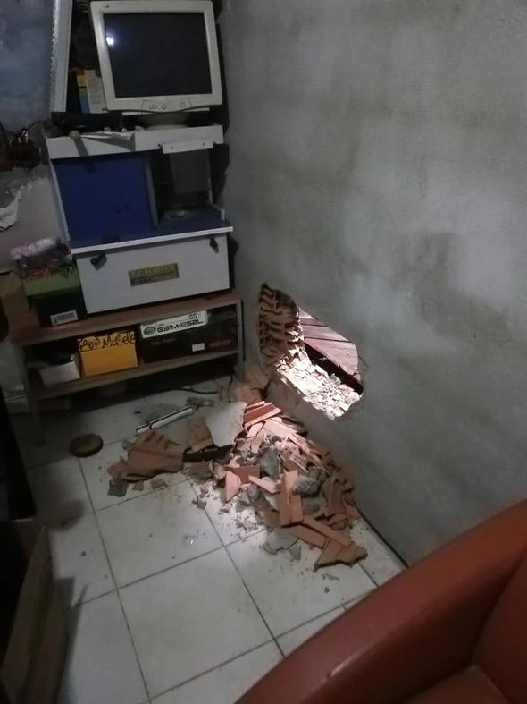 Duvarı delerek 100 bin liralık gümüş takı çaldılar