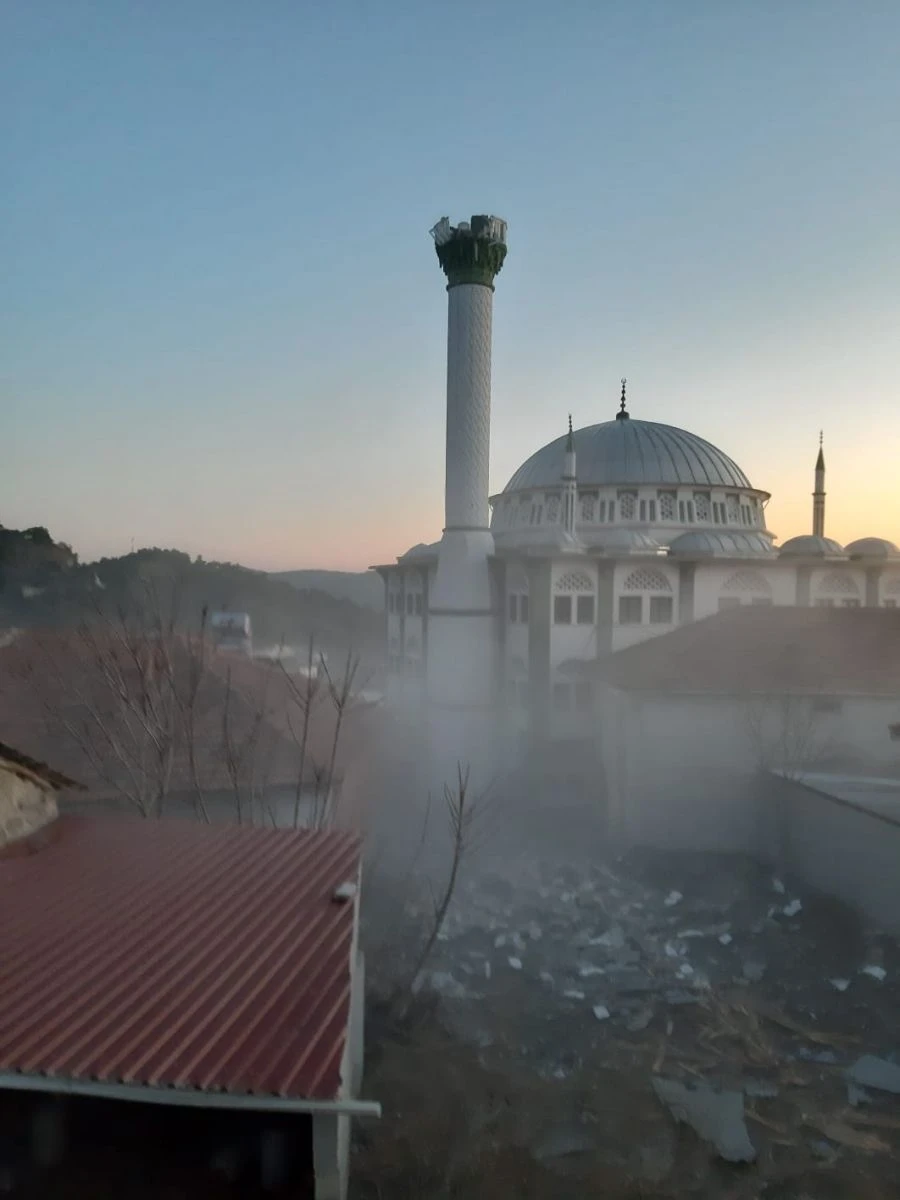 Depremde hasar gören cami minaresi kontrollü şekilde yıkıldı