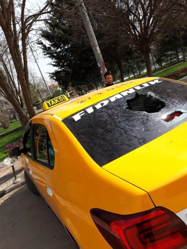 Taksi durağındaki yolcu kavgası kanlı bitti! Yaralılar var