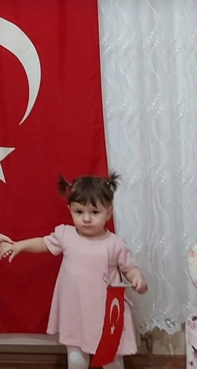 Canlı ders veren öğretmen çiftin 1,5 yaşındaki çocukları balkondan düşüp öldü