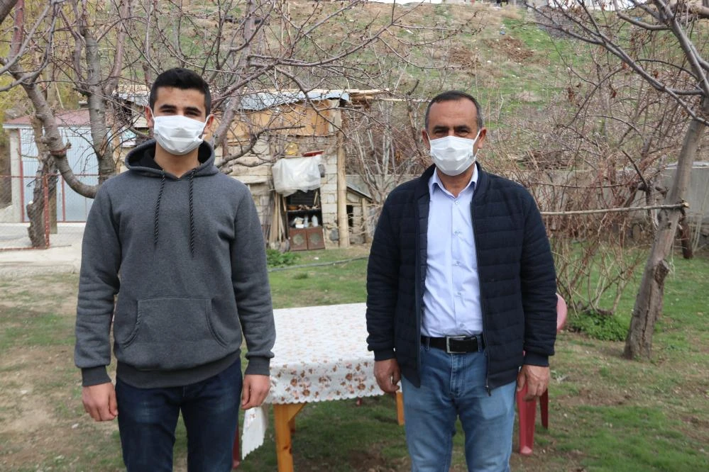 Babasının bel ağrıları üzerine tasarladığı aparatla ödül kazandı