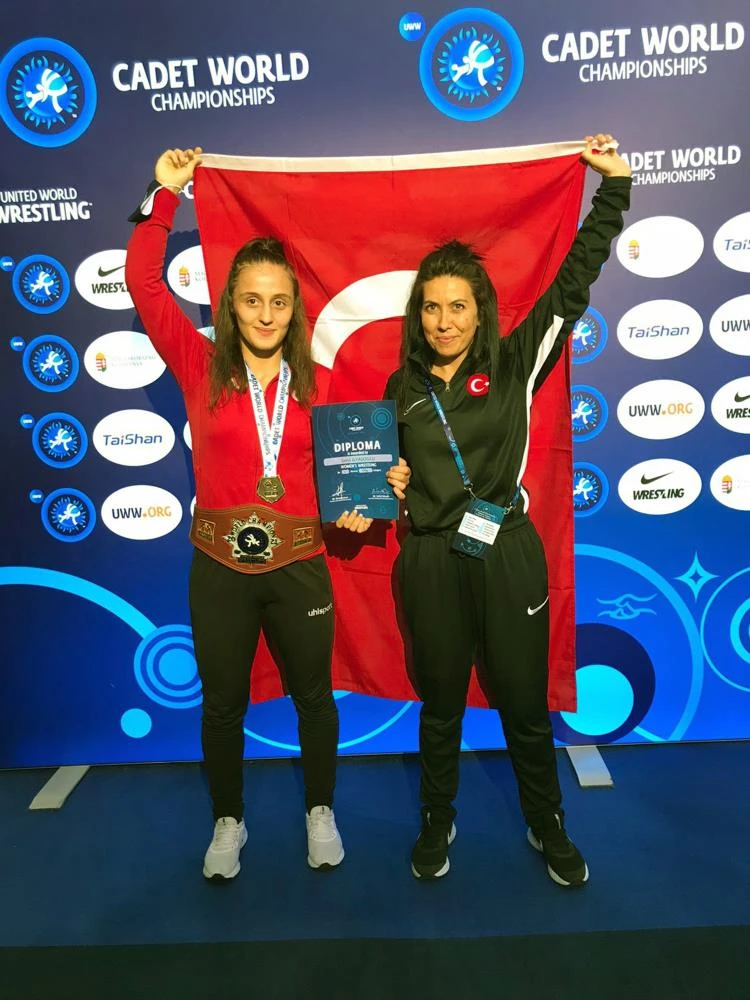 16 yaşındaki Milli Güreşçi Selvi İlyasoğlu dünya şampiyonu oldu