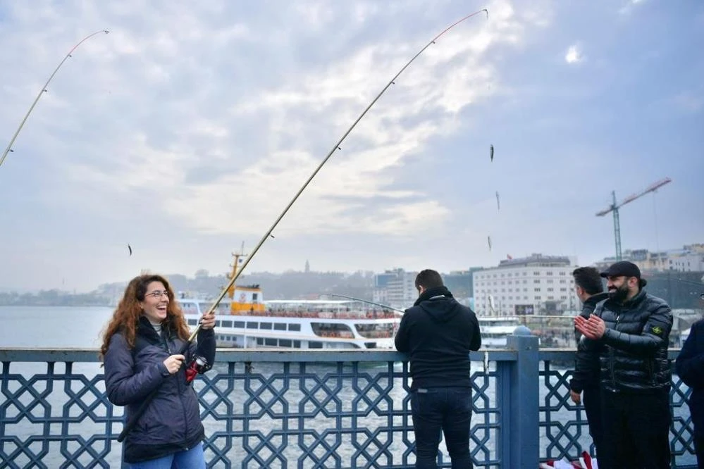 Fatih Belediye Başkanı ve gazeteciler Haliç'e olta attı