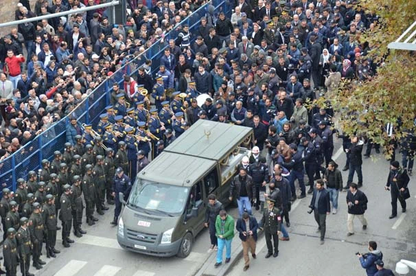 Şehit eşi 'Ne olur bizi bırakma' diye ağladı