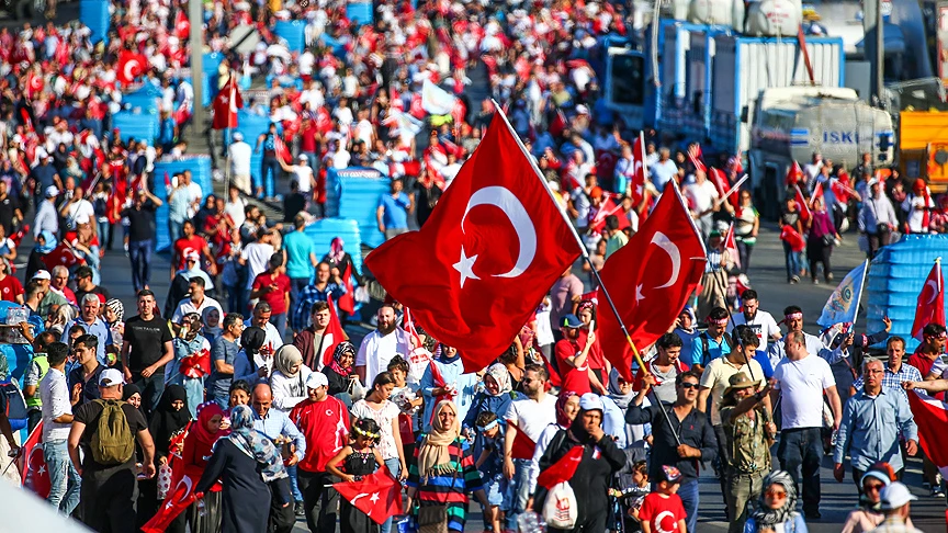 Vatandaşlar 15 Temmuz Şehitler Köprüsü'ne akın etti