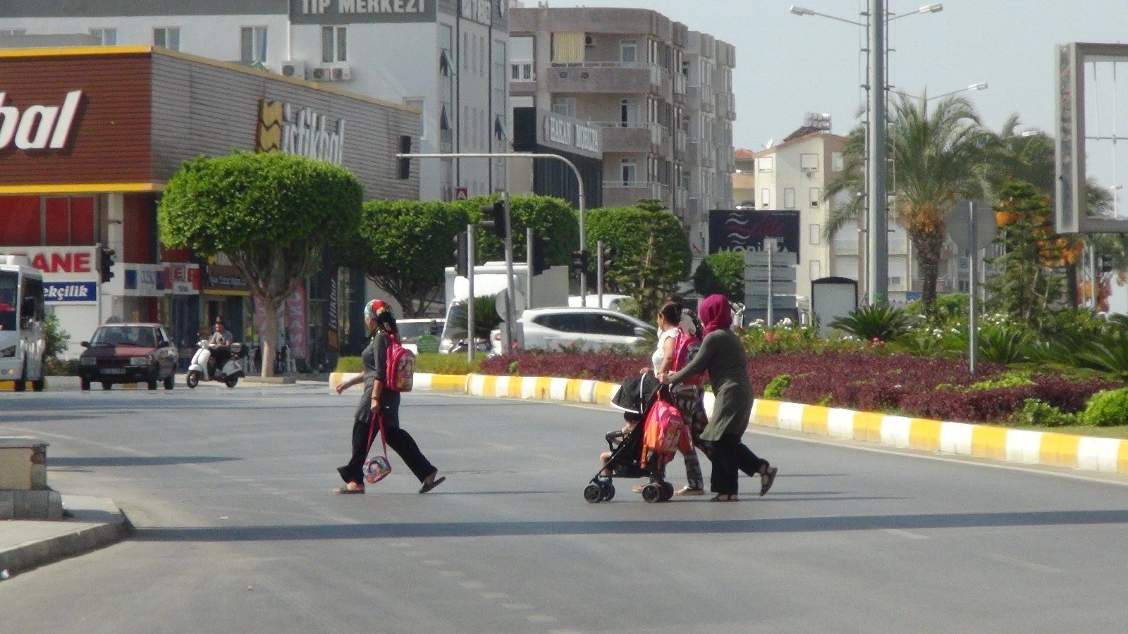 Yaya geçidine dalan otomobil ders olmadı