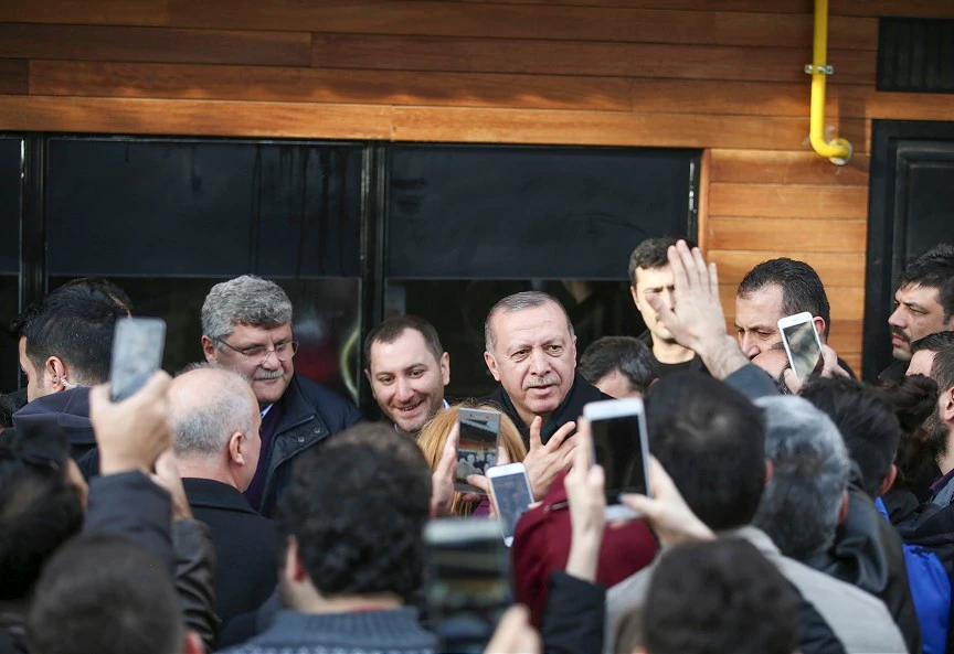 Erdoğan Çınaraltı Çay Bahçesi'nde vatandaşlarla sohbet etti