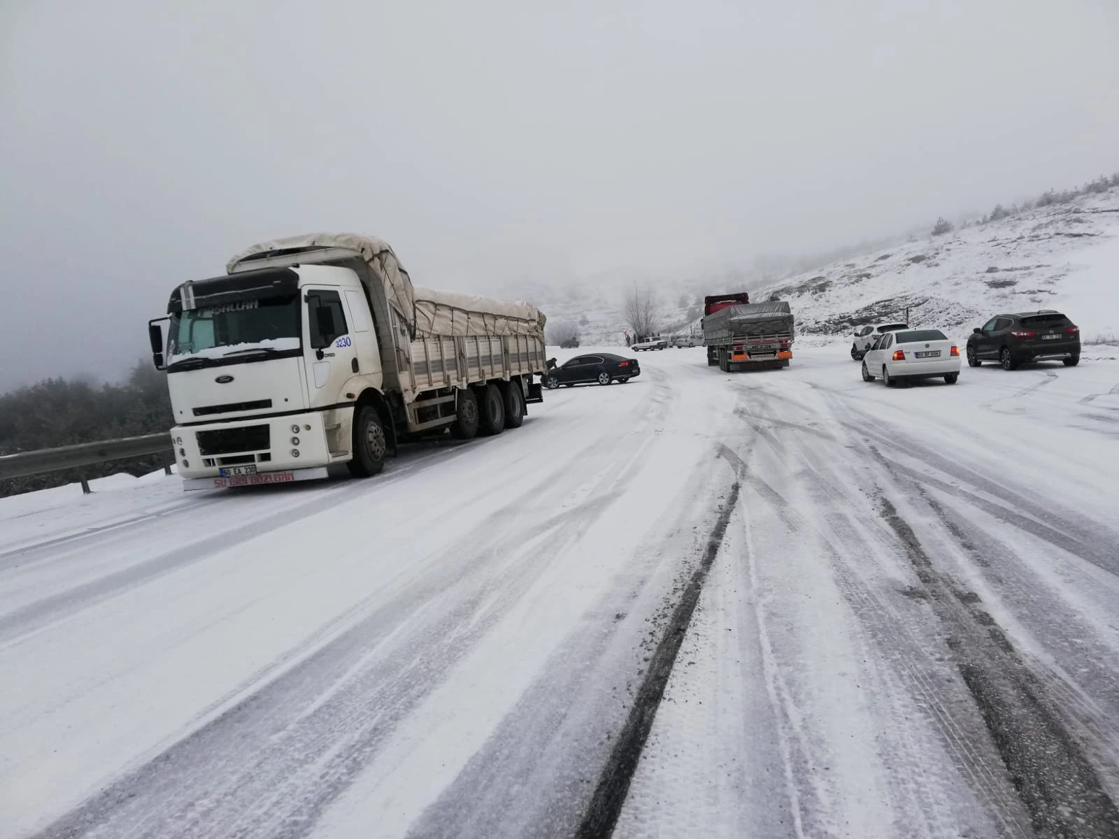 Kar yağışı ve buzlanma nedeniyle araçlar kaydı