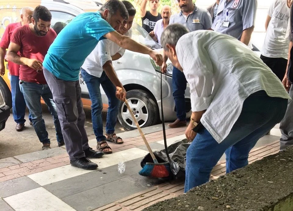 Kaldırımda yürüyen vatandaşların üzerine yılan düştü