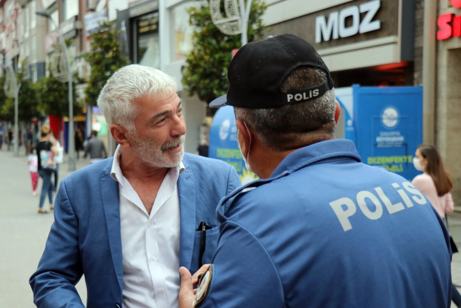 Yüzünde olması gereken maskeyi elinde taşıdığı yetmedi polise tepki gösterdi