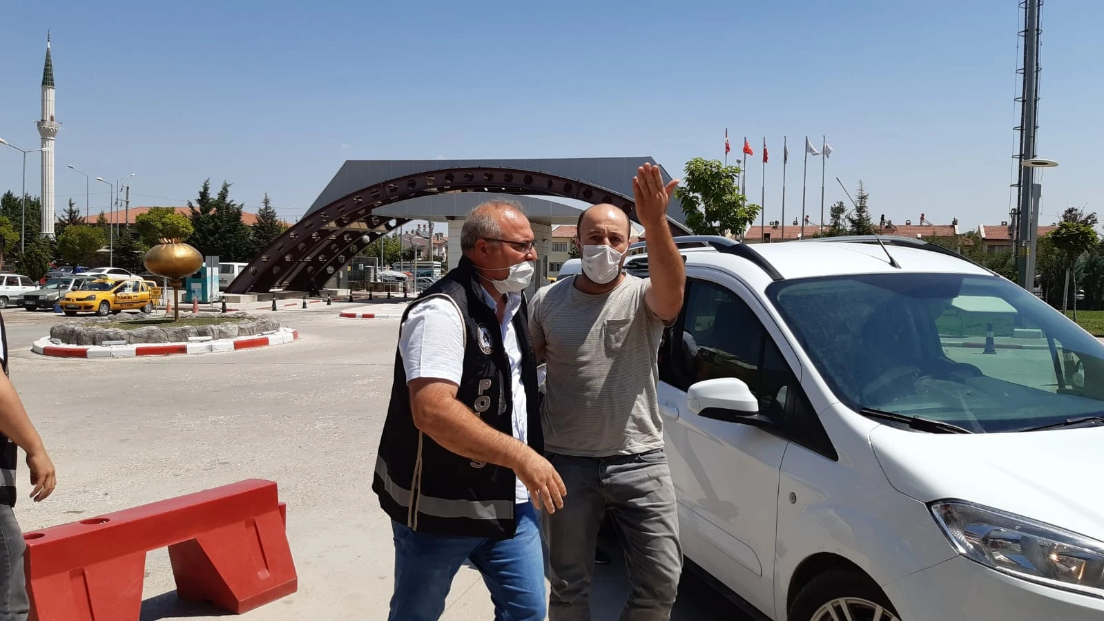 Kalpazanlar kendilerini görüntüleyen İHA kameramanına uçan tekme ile saldırdı