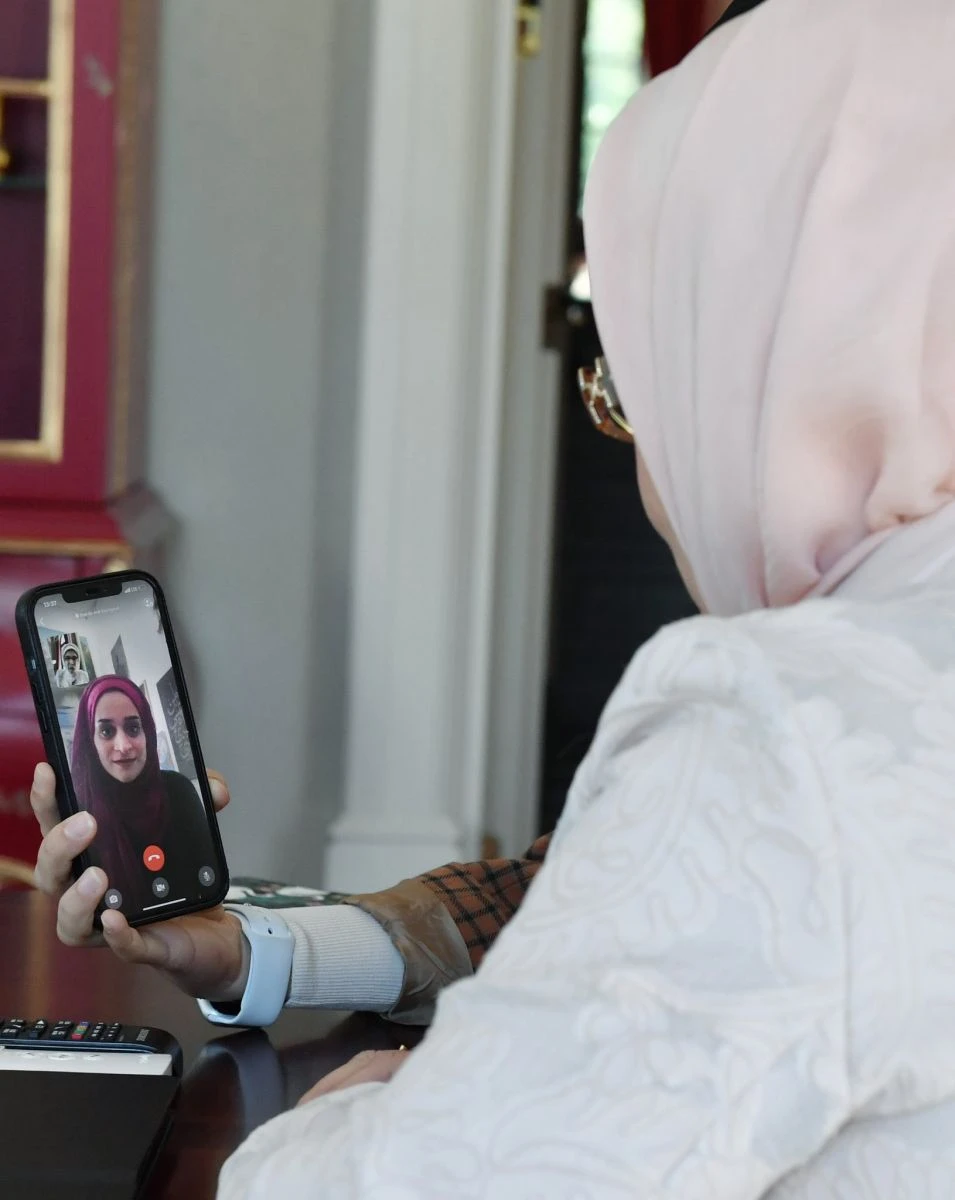 Emine Erdoğan, Meryem Afifi'yi cesaretinden dolayı tebrik etti