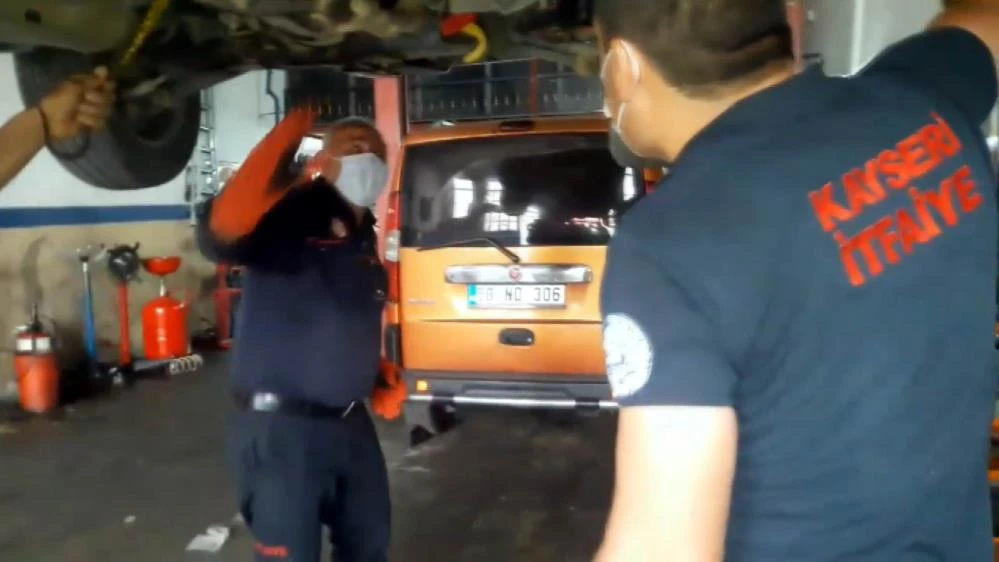 Otomobile giren 1 metrelik yılan itfaiye ekipleri tarafından çıkarıldı