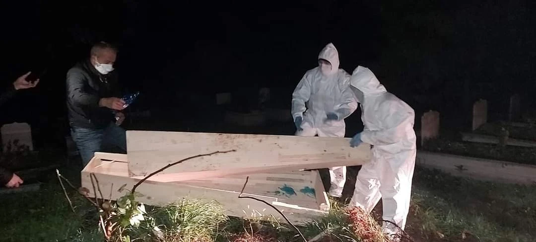 Koronavirüs nedeniyle hayatını kaybeden kadının tabutu yakıldı