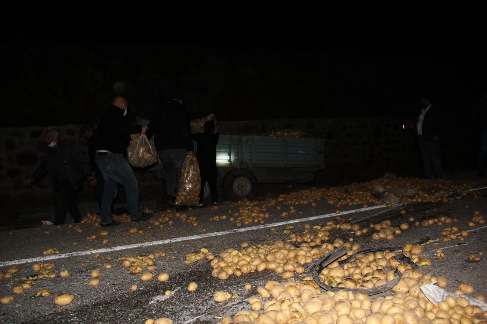 Kamyon ile traktör çarpıştı ortalık savaş alanına döndü: 1 ölü, 3 yaralı