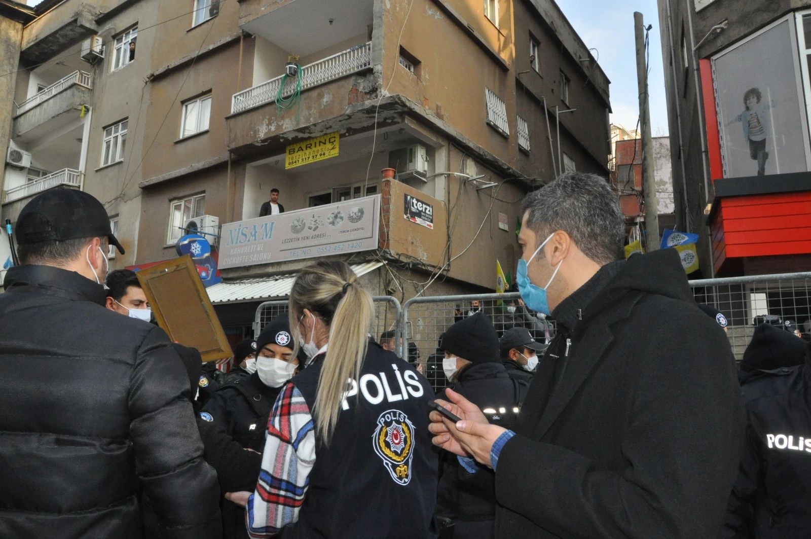 HDP’liler acılı annelere taş fırlattı