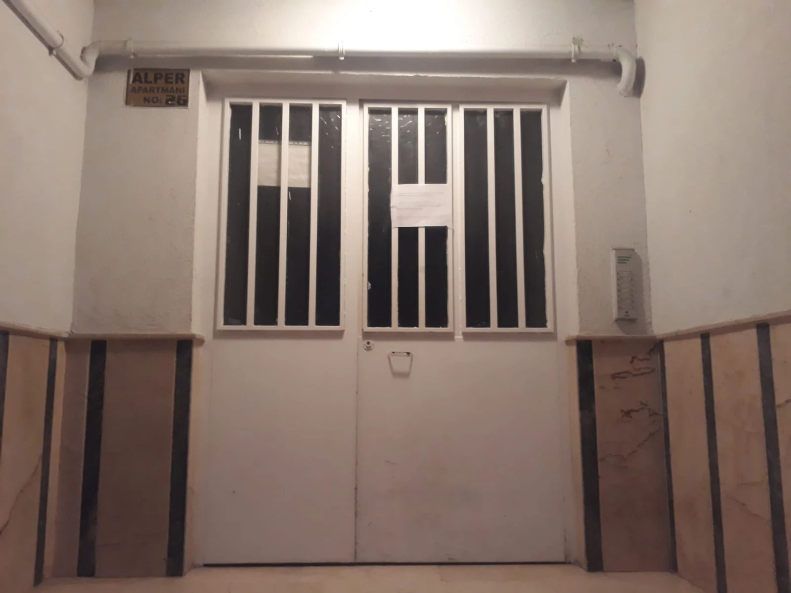 Koronavirüs görülen apartmana bu not asıldı