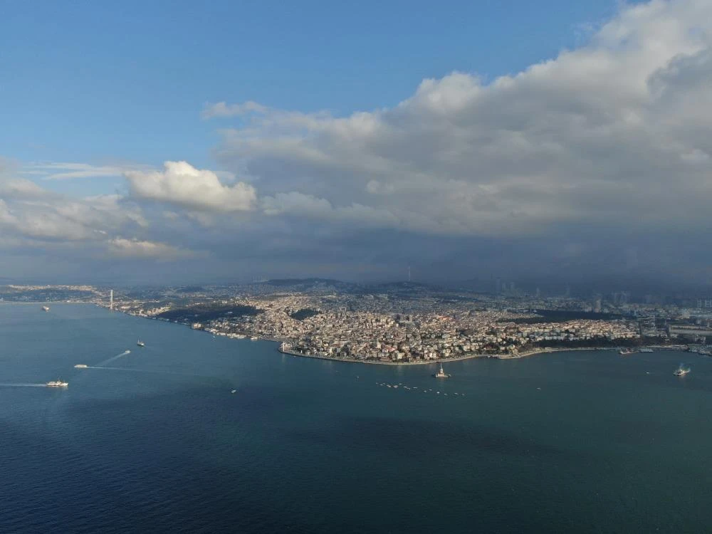 İstanbul’un bir yakasında güneş bir yakasında kar var