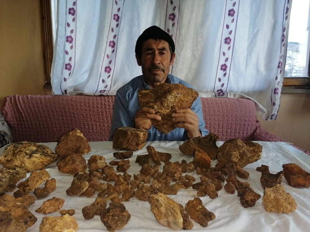 Tarlasında bulduğu göktaşı için müşteri bekliyor