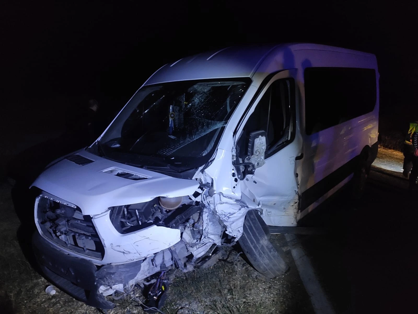 Minibüs ile otomobil çarpıştı: Çok sayıda yaralı var