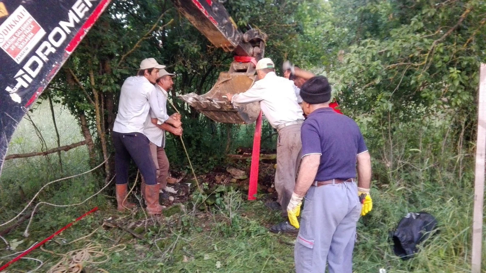 6 metre derinliğindeki kuyudan kepçe yardımıyla kurtarıldı